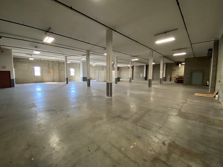 255 47th St, Brooklyn, NY for lease - Interior Photo - Image 2 of 14