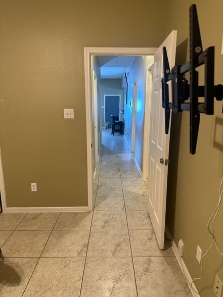 8Unit Income Producing Duplex Portfolio portfolio of 4 properties for sale on LoopNet.com - Building Photo - Image 2 of 9