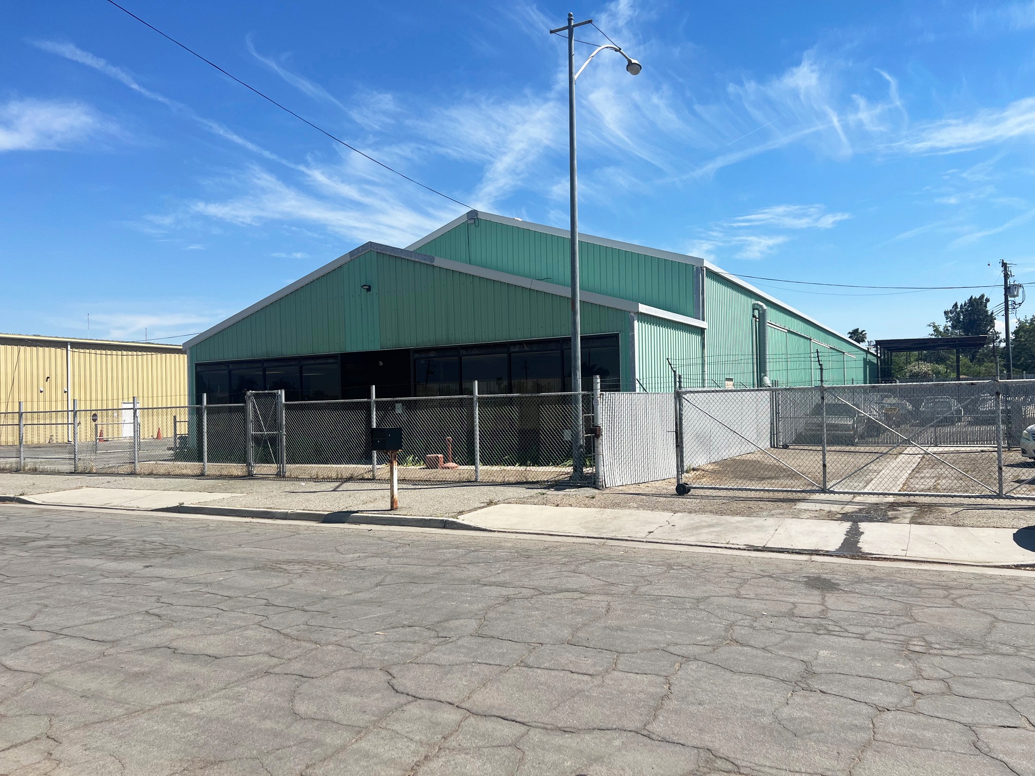 327 Daniels Ln, Bakersfield, CA for sale Primary Photo- Image 1 of 5