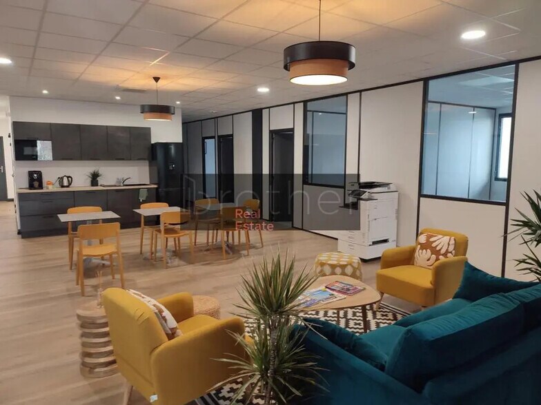 Office in Mérignac for lease - Building Photo - Image 2 of 9
