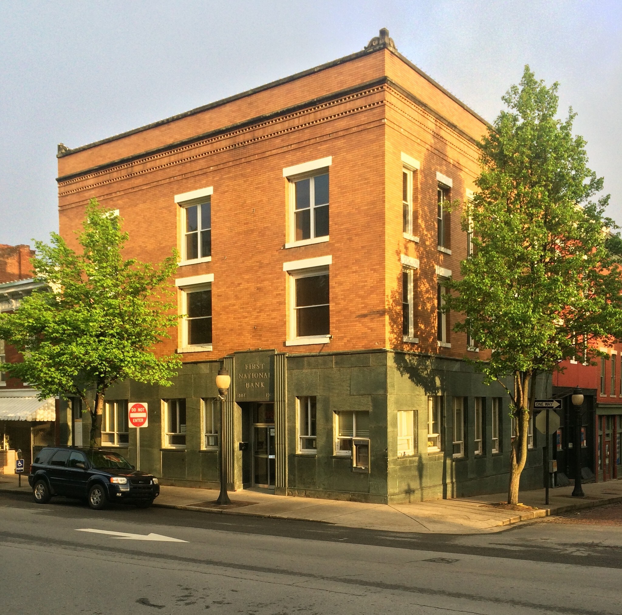 221 Temple St, Hinton, WV for sale Primary Photo- Image 1 of 1
