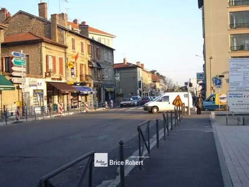 Retail in Champagne-au-Mont-d'Or for lease Building Photo- Image 1 of 6