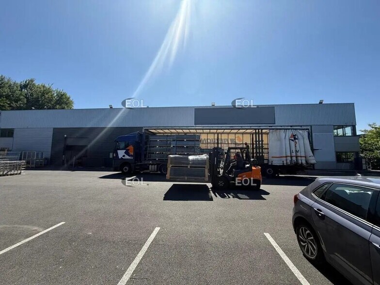 Flex in Montévrain for lease - Building Photo - Image 1 of 17