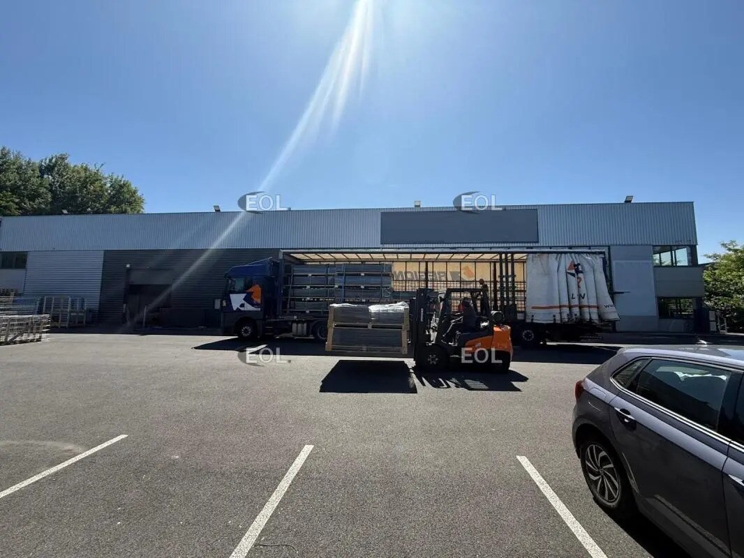 Flex in Montévrain for lease Building Photo- Image 1 of 18