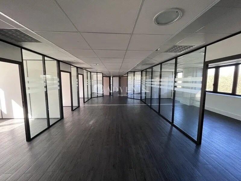 Office in Montigny-le-Bretonneux for lease Interior Photo- Image 1 of 6