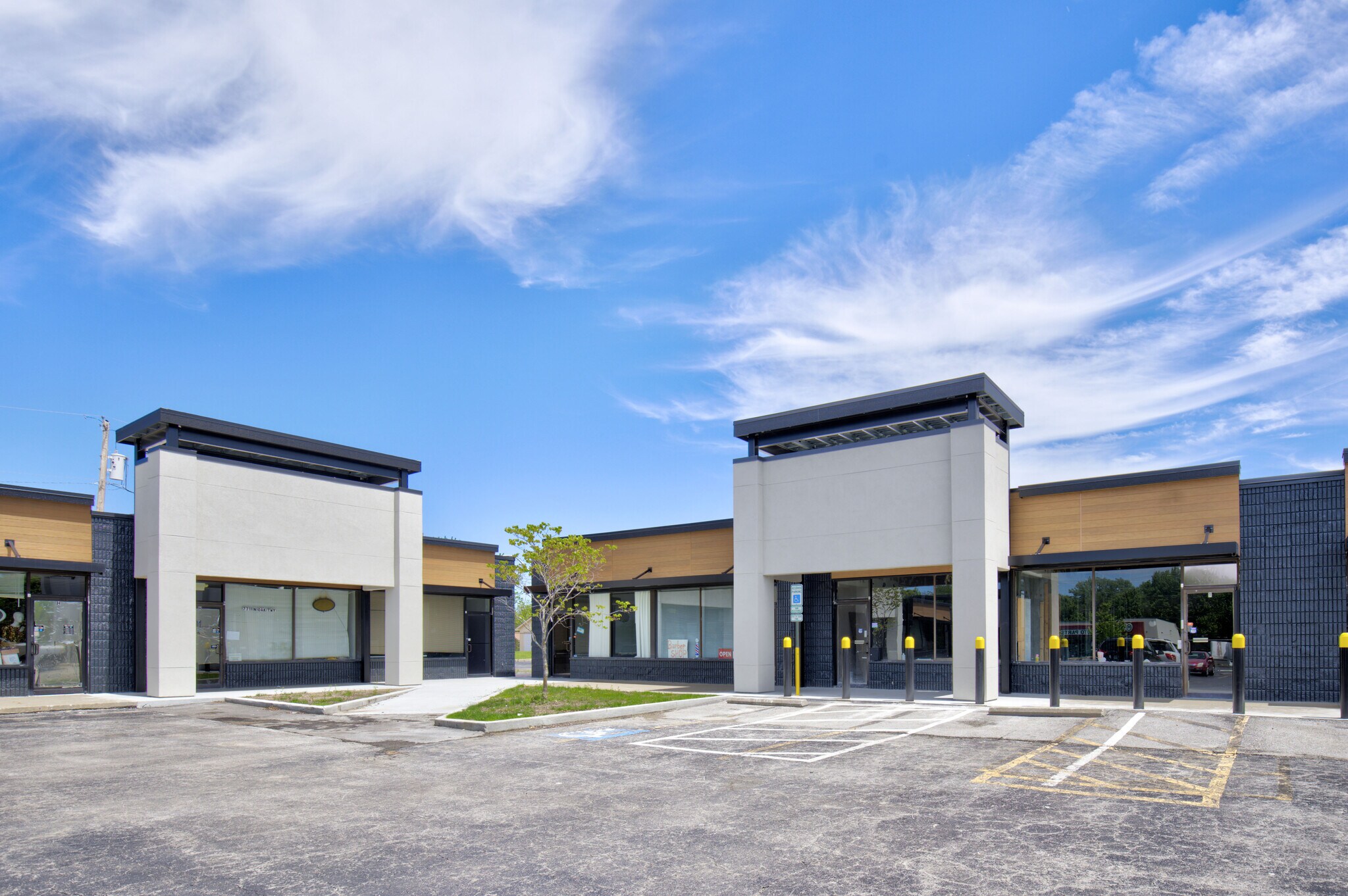 7711 N Oak Tfwy, Kansas City, MO for lease Building Photo- Image 1 of 10