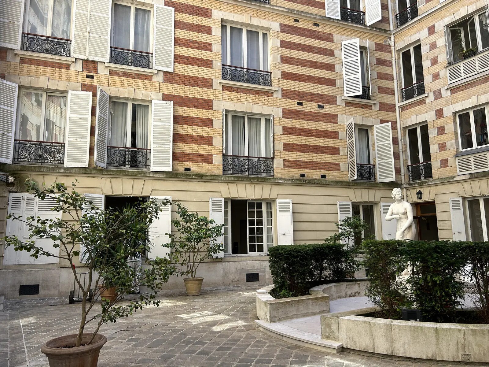 45 Rue Saint-Ferdinand, Paris for lease Building Photo- Image 1 of 11