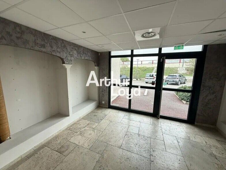 Retail in Puget-sur-Argens for lease - Interior Photo - Image 1 of 4