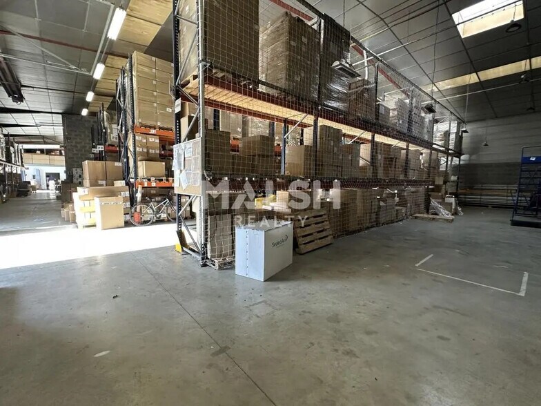 Flex in Chassieu for lease - Interior Photo - Image 3 of 4