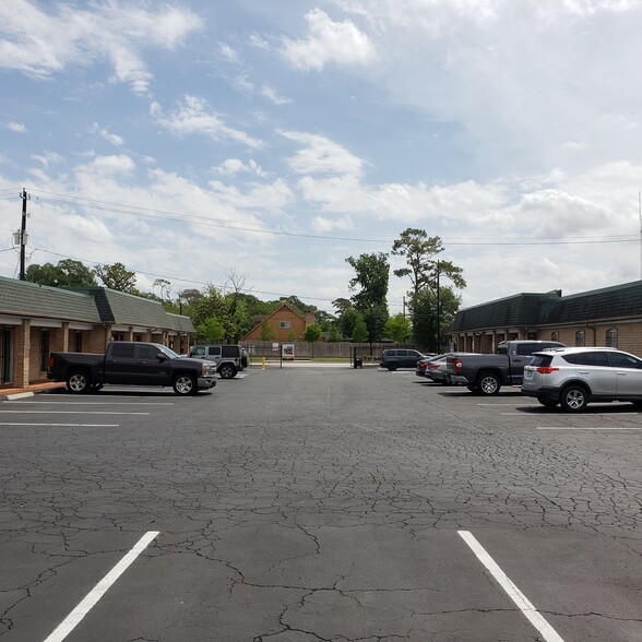 1111 Gessner Rd, Houston, TX for lease - Building Photo - Image 3 of 22