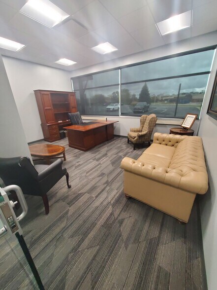 440 Renaissance Dr, Saint Joseph, MI for lease - Interior Photo - Image 2 of 8