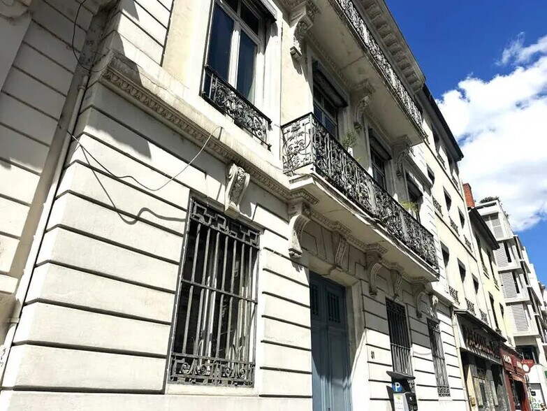 Office in Lyon for lease - Building Photo - Image 1 of 5