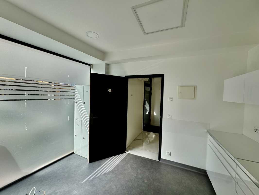 7 Rue Violet, Paris for lease Interior Photo- Image 1 of 5