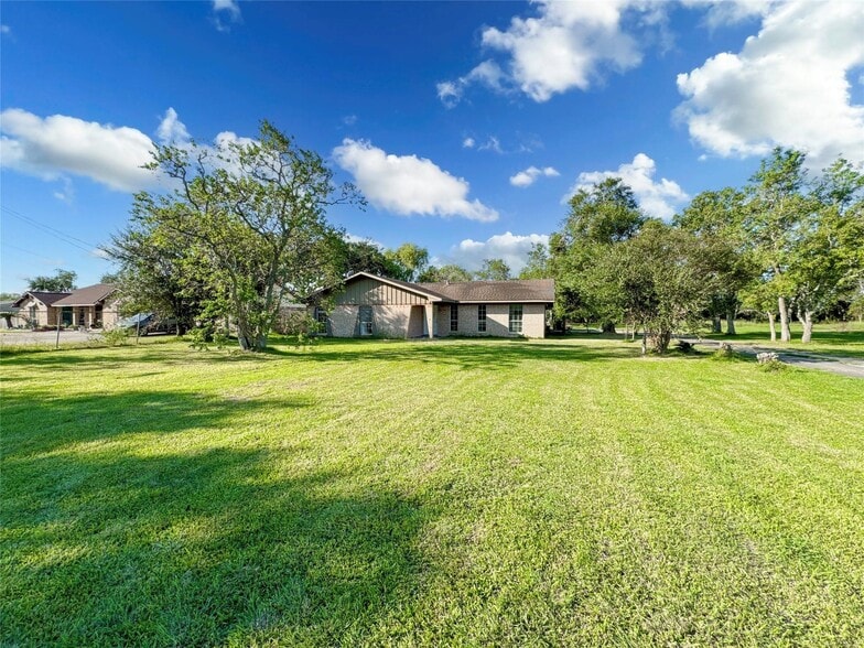 10922 FM 1764 Rd, Santa Fe, TX for sale - Primary Photo - Image 1 of 7