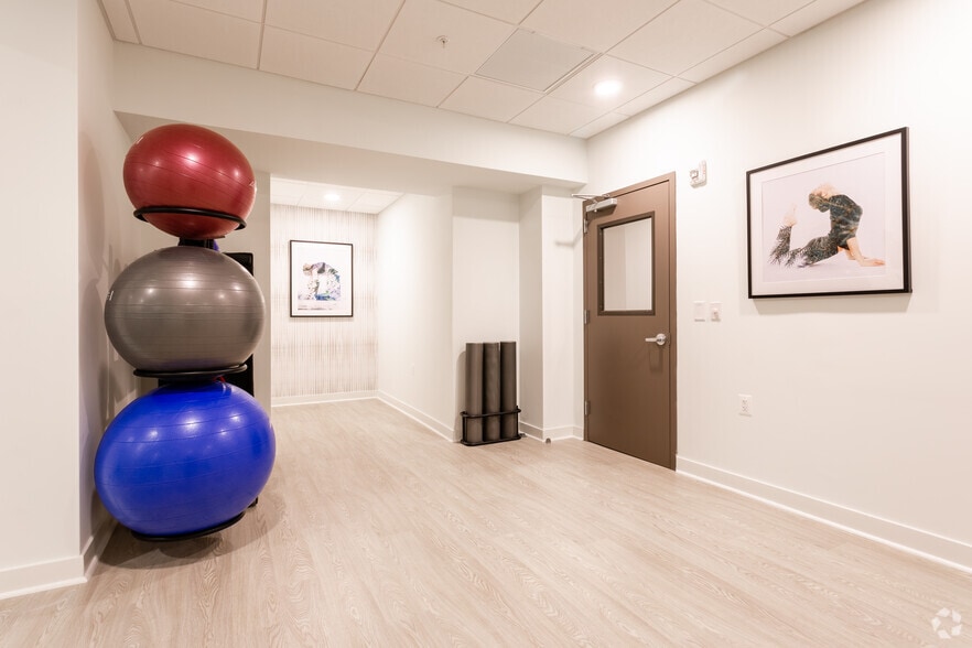 1 Woodbridge Ctr, Woodbridge, NJ for lease - Interior Photo - Image 2 of 11