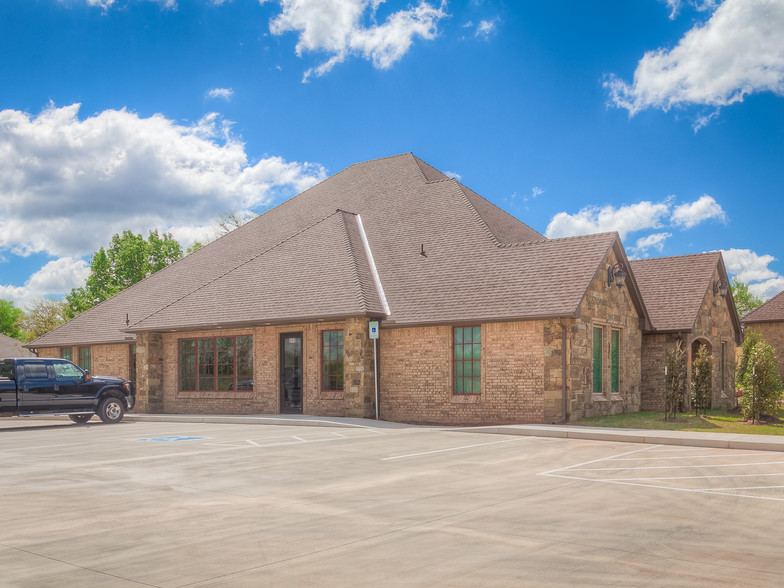 608 Liberty Ln, Edmond, OK for lease - Building Photo - Image 1 of 29