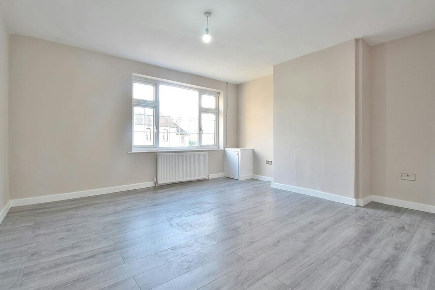 35 High St, Staines for sale - Interior Photo - Image 3 of 6