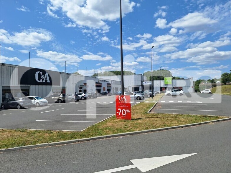 Retail in Compiègne for lease - Building Photo - Image 1 of 3