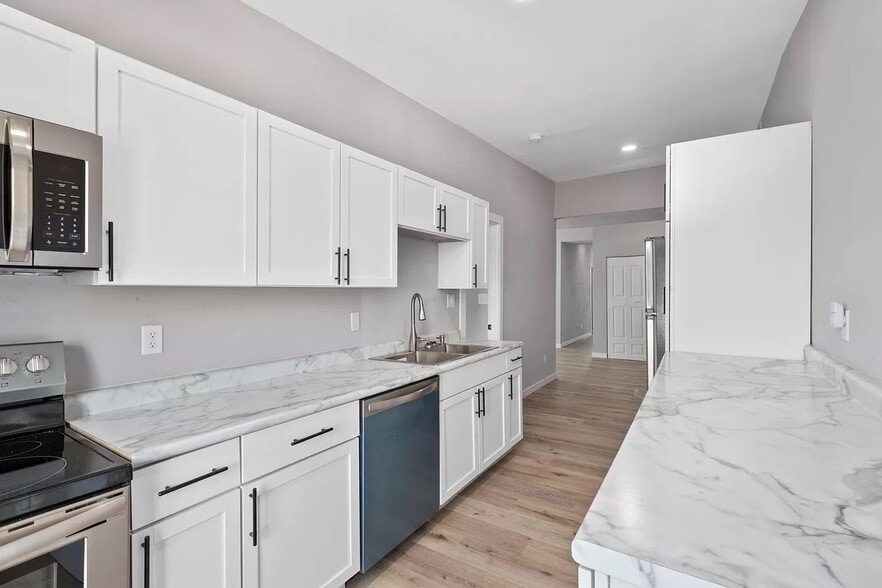 12 Unit Portfolio portfolio of 2 properties for sale on LoopNet.com - Building Photo - Image 3 of 8