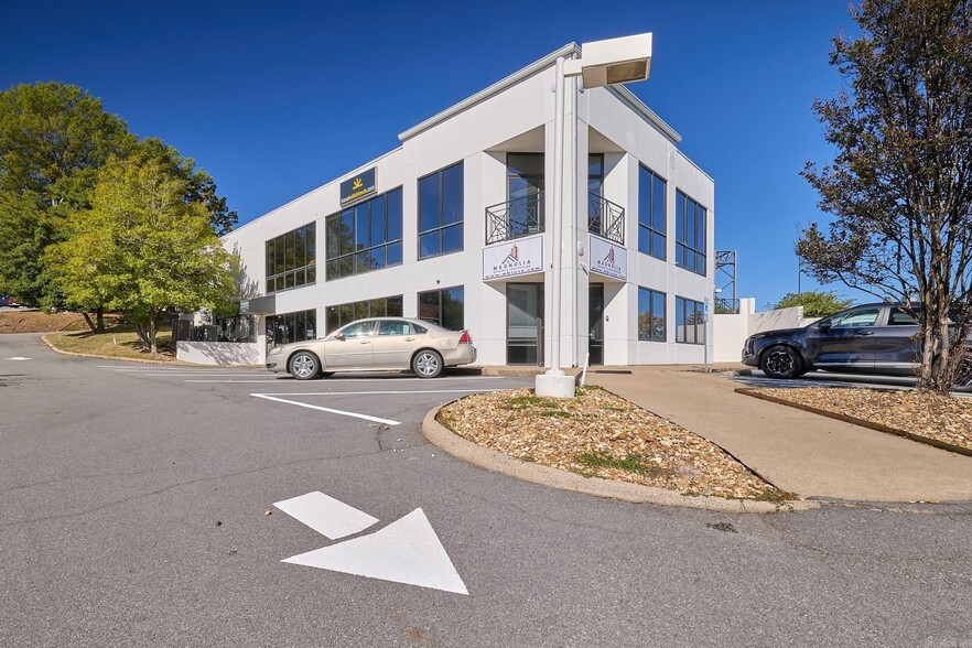 10901 Financial Centre Pky, Little Rock, AR for sale - Building Photo - Image 2 of 3