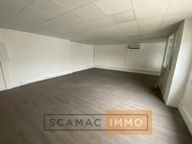 Industrial in Vitrolles for lease - Building Photo - Image 3 of 5