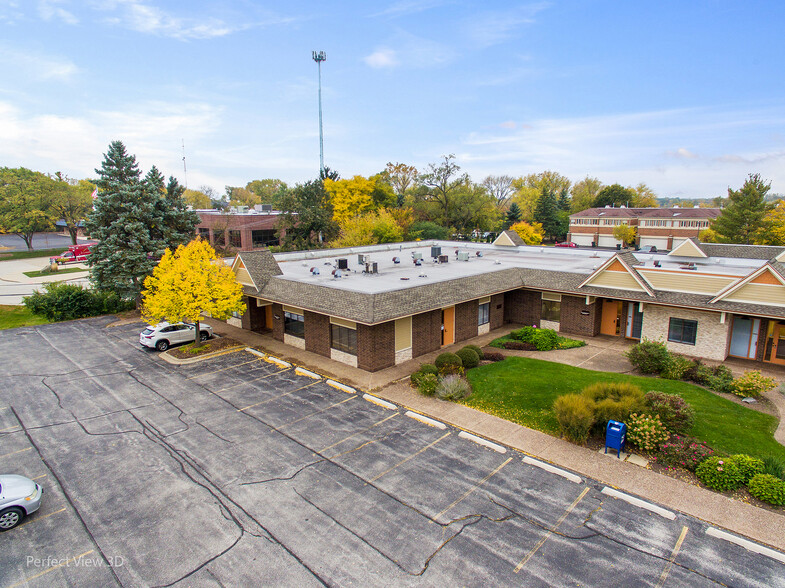 1585 N Milwaukee Ave, Libertyville, IL for sale - Building Photo - Image 1 of 1