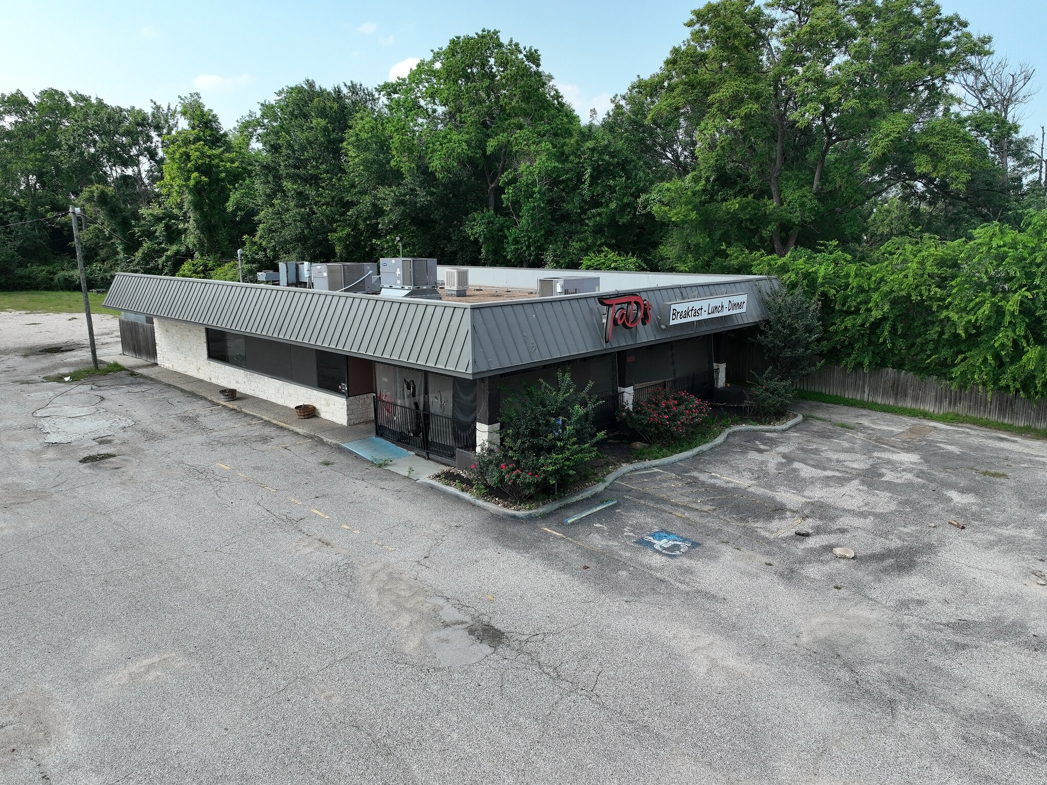 1000 W Main St, Tomball, TX for sale Building Photo- Image 1 of 10