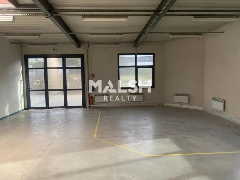 Office in Saint-Quentin-Fallavier for lease - Interior Photo - Image 2 of 14