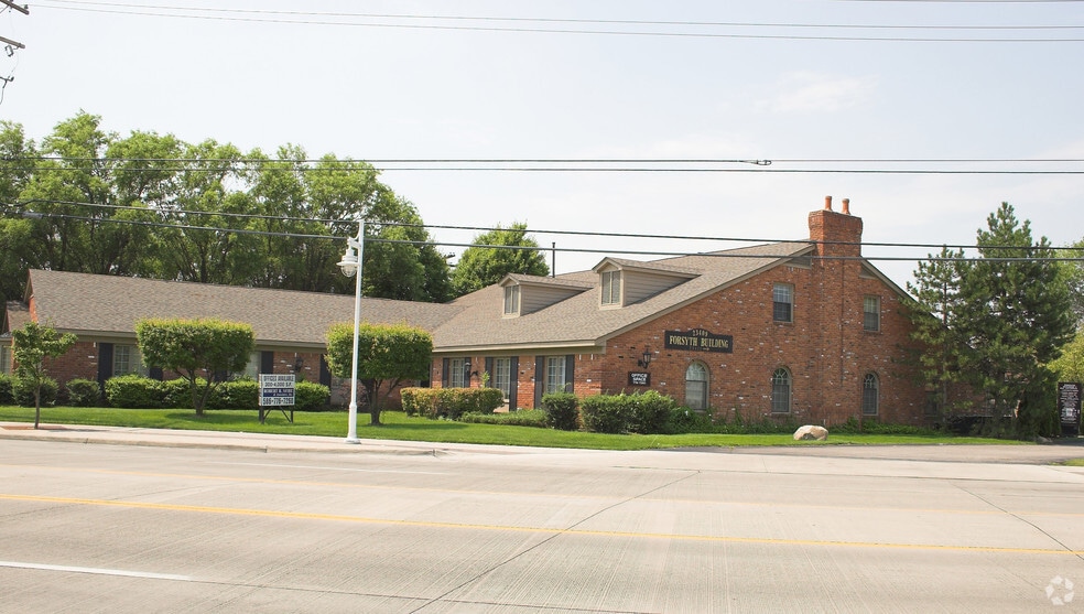 23409-23411 Jefferson Ave, Saint Clair Shores, MI for lease - Building Photo - Image 2 of 13