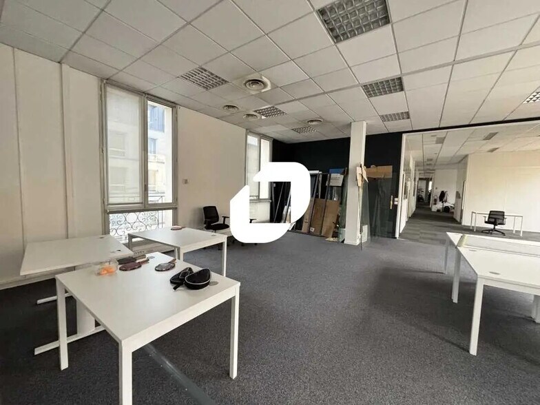 Office in Bordeaux for lease - Interior Photo - Image 1 of 13