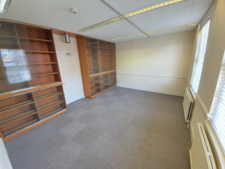 122-123 High St, Uxbridge for lease - Interior Photo - Image 2 of 9