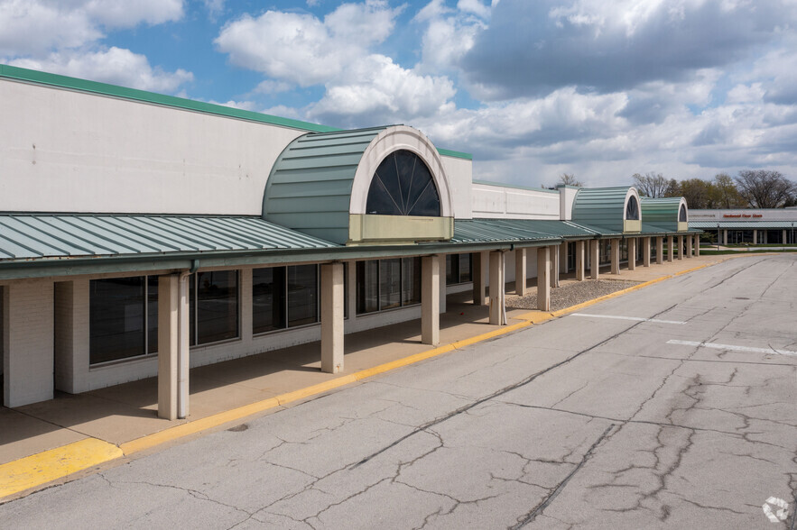 350 S Bolingbrook Dr, Bolingbrook, IL for lease - Building Photo - Image 1 of 8