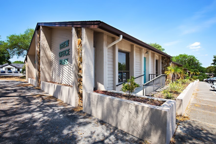 2380 Drew St, Clearwater, FL 33765