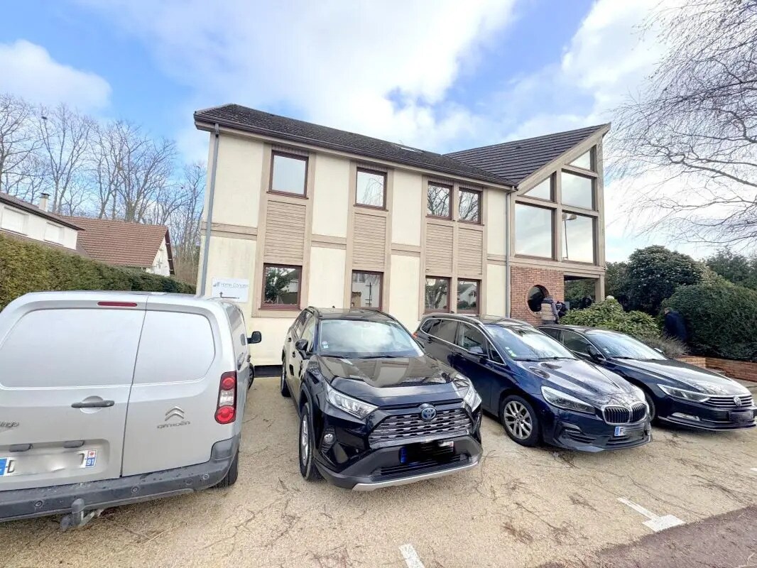 Office in Versailles for lease Building Photo- Image 1 of 13