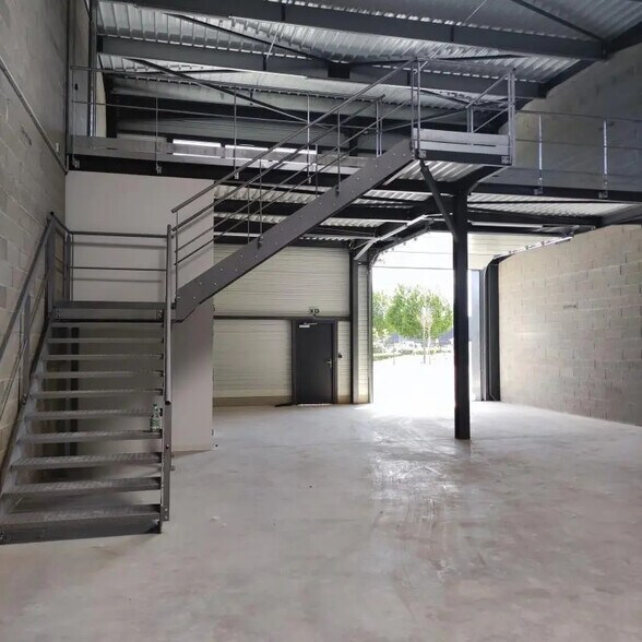 Flex in Meyreuil for lease - Interior Photo - Image 3 of 8