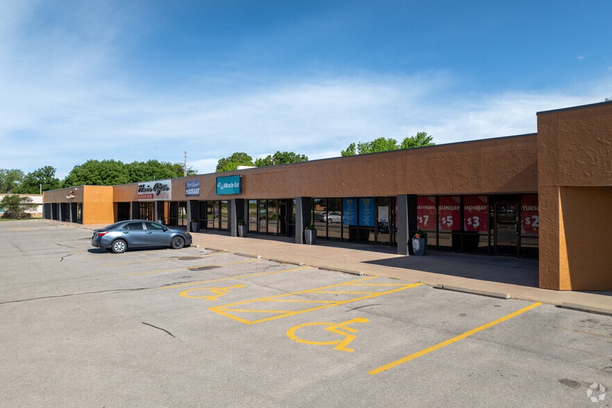 4800 W Maple St, Wichita, KS for lease - Building Photo - Image 2 of 10