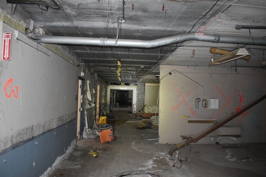 860 Vestal Rd, Vestal Township, NY for sale - Interior Photo - Image 2 of 25