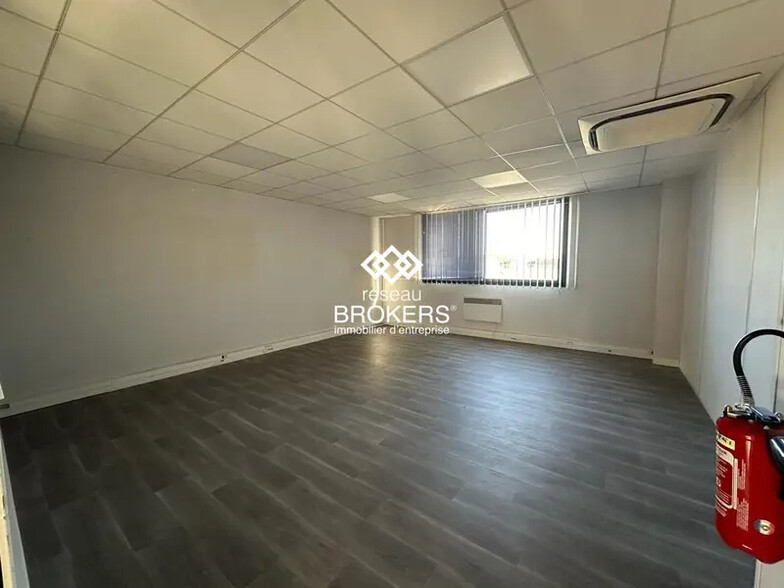 Flex in Le Mesnil-Amelot for lease - Interior Photo - Image 1 of 3