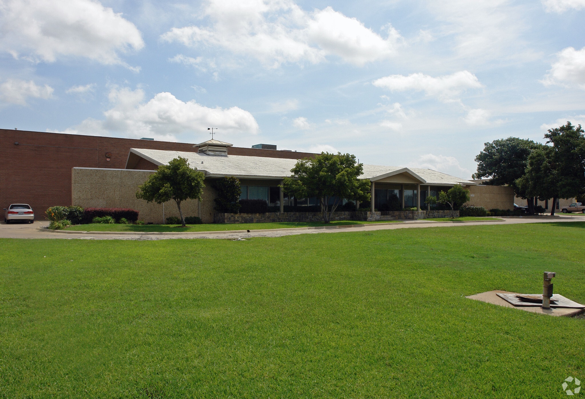 9010 John W Carpenter Fwy, Dallas, TX for lease Primary Photo- Image 1 of 8