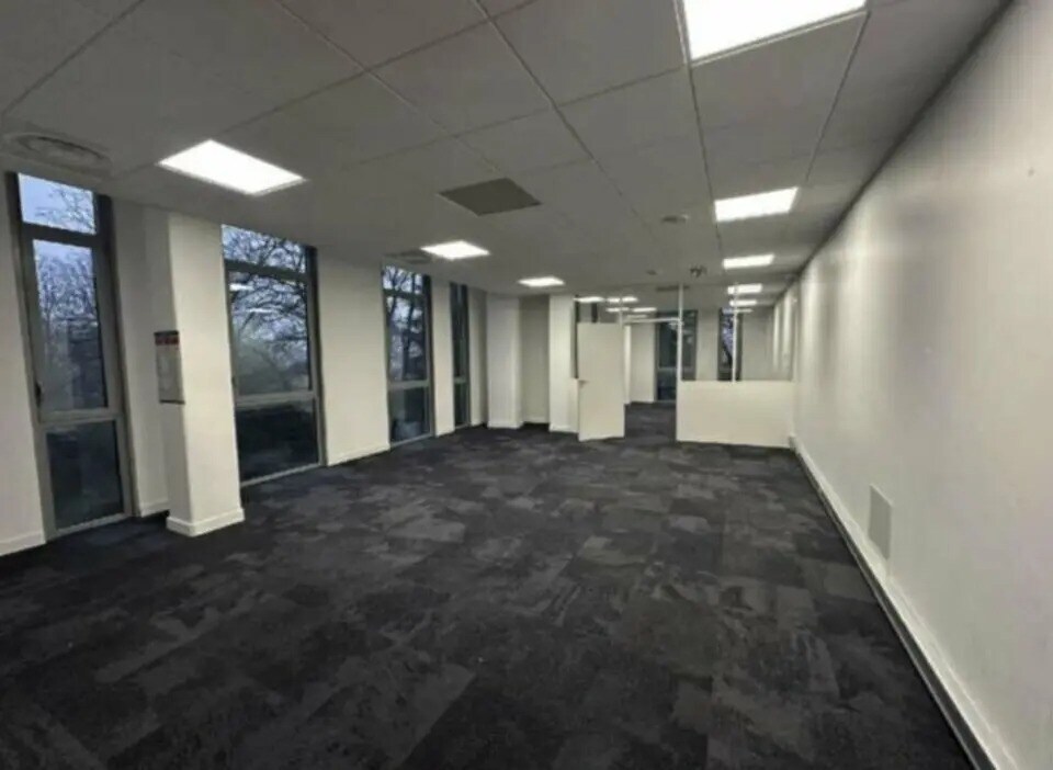 Office in Limonest for lease Interior Photo- Image 1 of 10