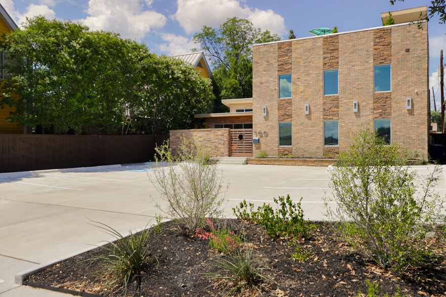 900 W North Loop Blvd, Austin, TX for sale - Building Photo - Image 3 of 52