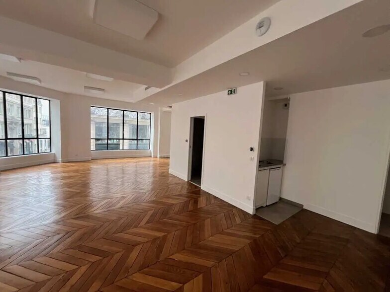 Office in Paris for lease - Interior Photo - Image 3 of 11