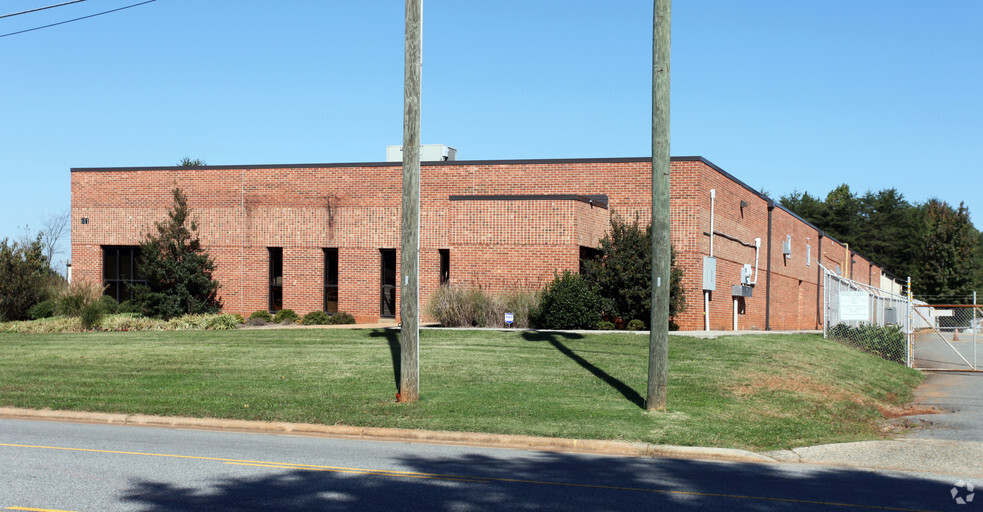 611 Industrial Ave, Greensboro, NC for lease - Building Photo - Image 3 of 3