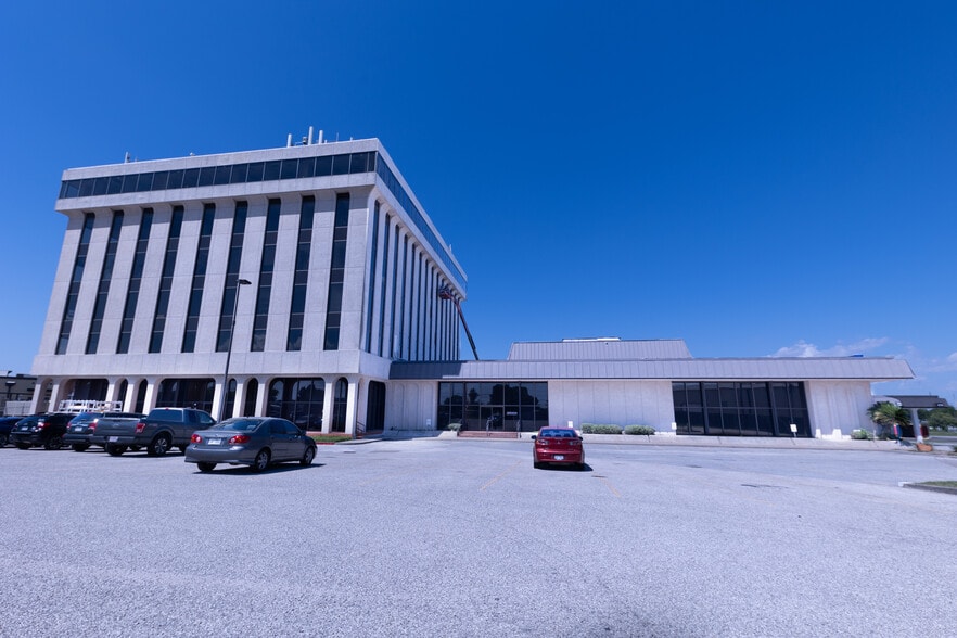 3649 Leopard St, Corpus Christi, TX for lease - Building Photo - Image 1 of 15