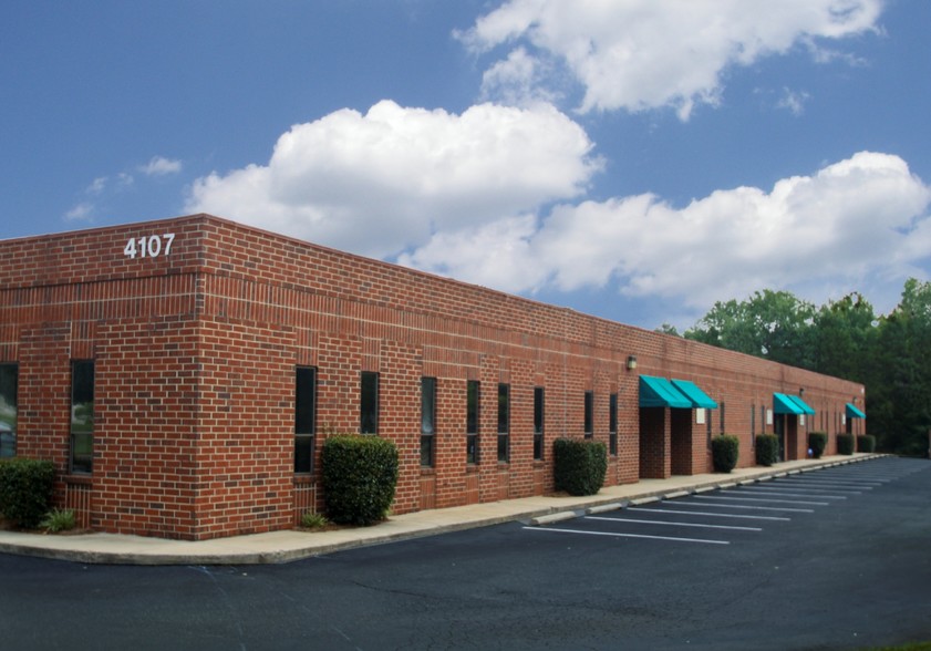 4123 Rose Lake Dr, Charlotte, NC for lease - Primary Photo - Image 1 of 12