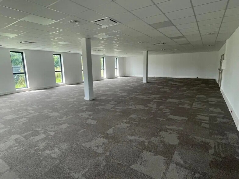 Office in Val-de-Reuil for lease - Interior Photo - Image 2 of 6