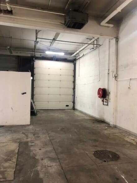 Flex in Fontenay-sous-Bois for lease - Interior Photo - Image 2 of 9