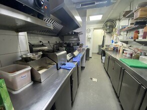 Retail in Barcelona, Barcelona for lease Interior Photo- Image 2 of 4