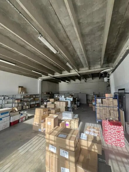 Flex in Grasse for lease - Interior Photo - Image 2 of 8