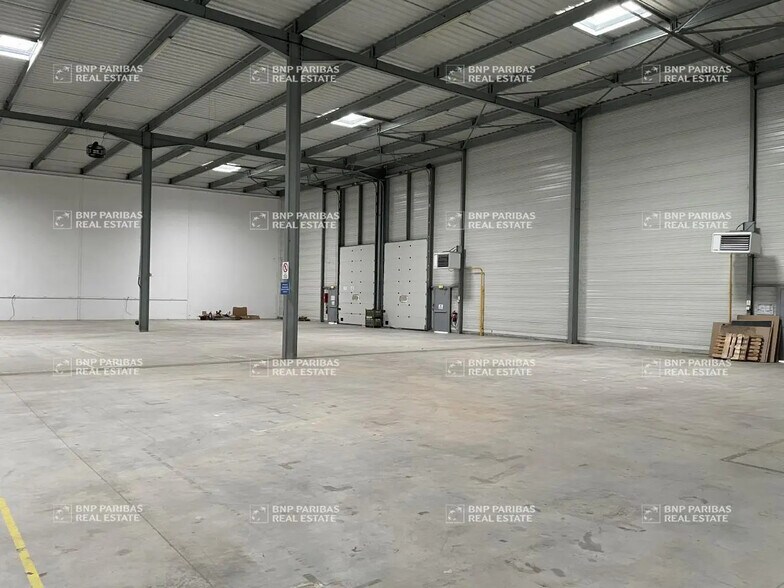 Flex in Moissy-Cramayel for lease - Building Photo - Image 2 of 4